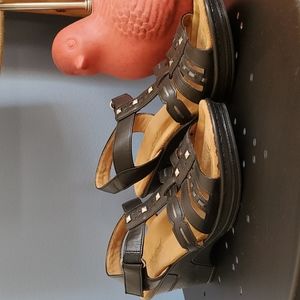 Natural Soul Black and Silver Sandals in 6 1/2